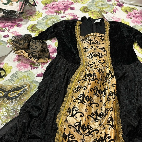 Gorgeous Plus Sized Masquerade Queen Halloween Costume with Mask - Picture 3 of 11